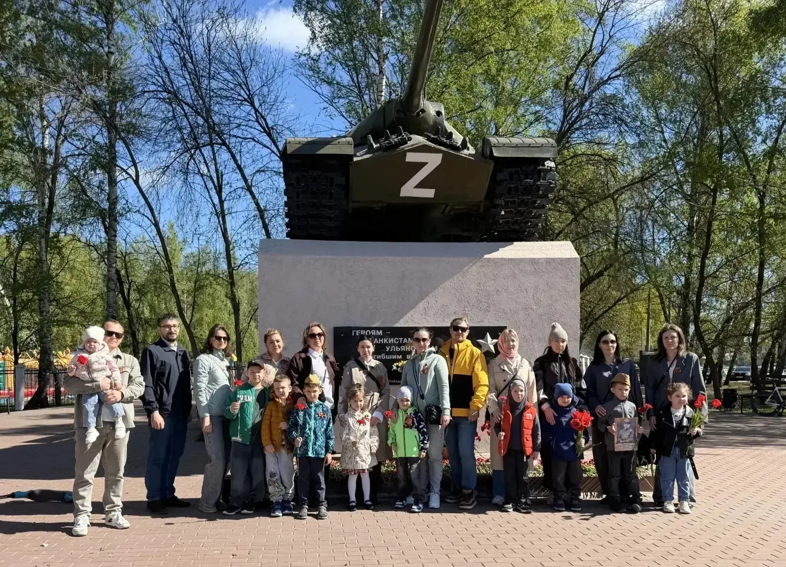 🎖️9 мая: чтим память героев  Старшая группа «Умники и умницы» детского сада УНИКУМ вместе с родителя