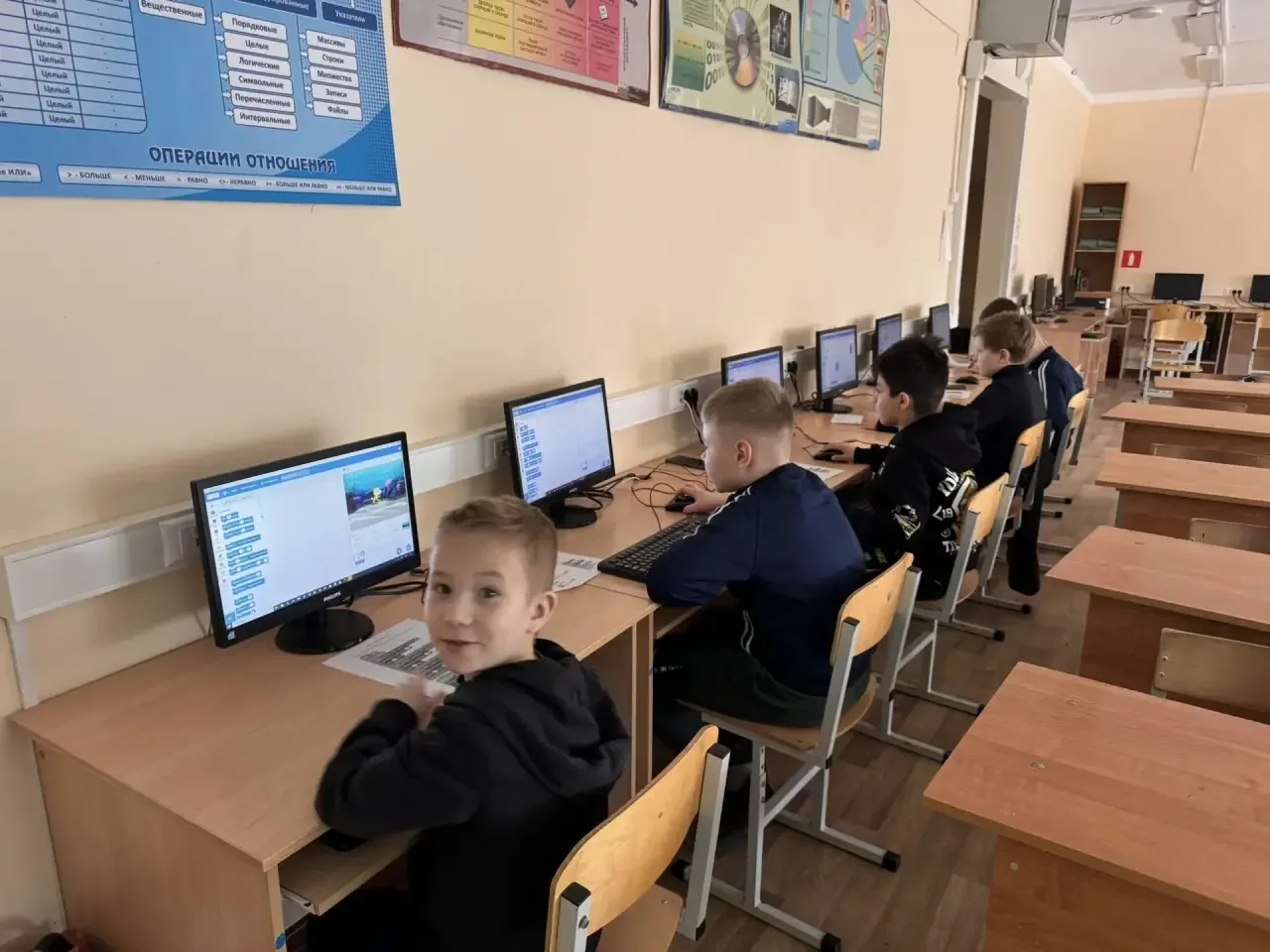 Учащиеся Островецкой школы с удовольствием занимаются Scratch  - программированием.  Занятия проходя