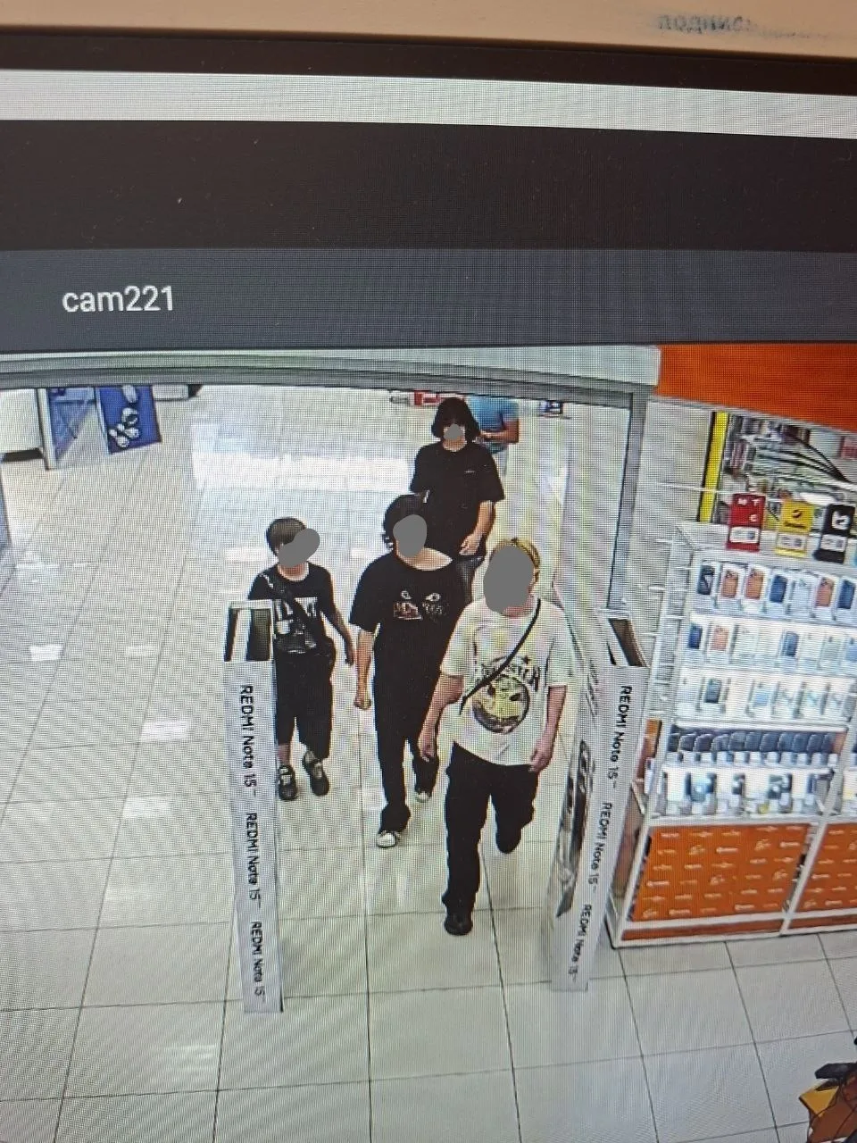 23.07 был украден дорогой  кабель из магазина DNS в тц Андромеда. На фото виновник слева (самый млад