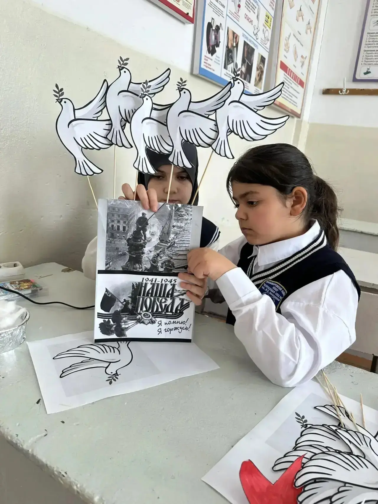 🎖️ Память поколений: ученики и учитель труда создали поделку ко Дню Победы  В преддверии 9 Мая в наш