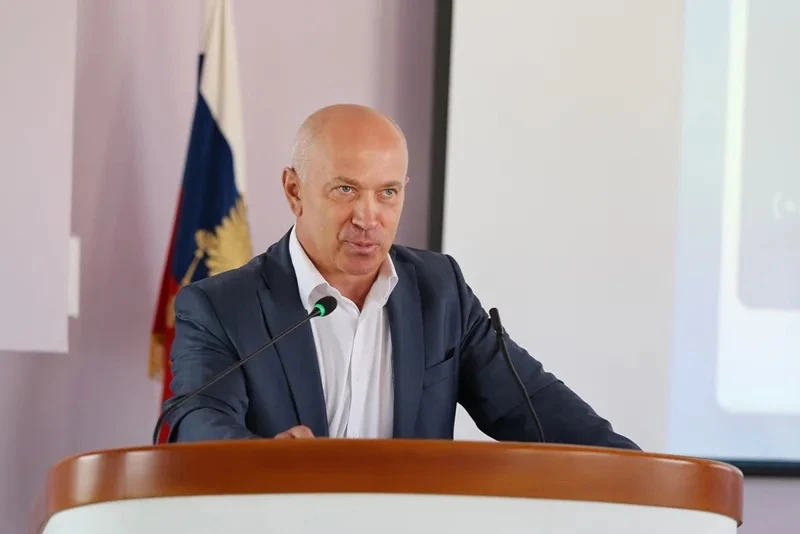 ⚙️ Дмитрий Зезюлин: «Дорабатывайте, учитесь на критике и двигайтесь дальше»

Среди руководителей рег