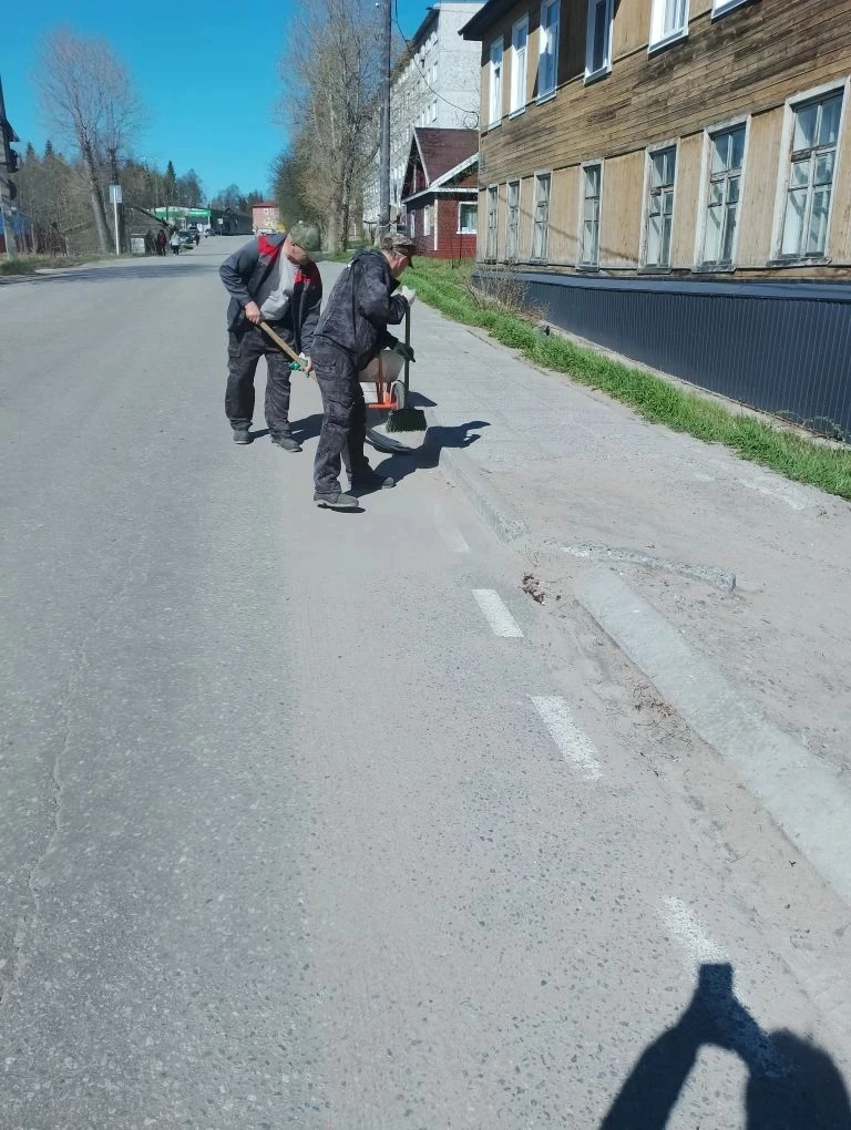🌿 Наши специалисты продолжают уборку песка вдоль дорог
