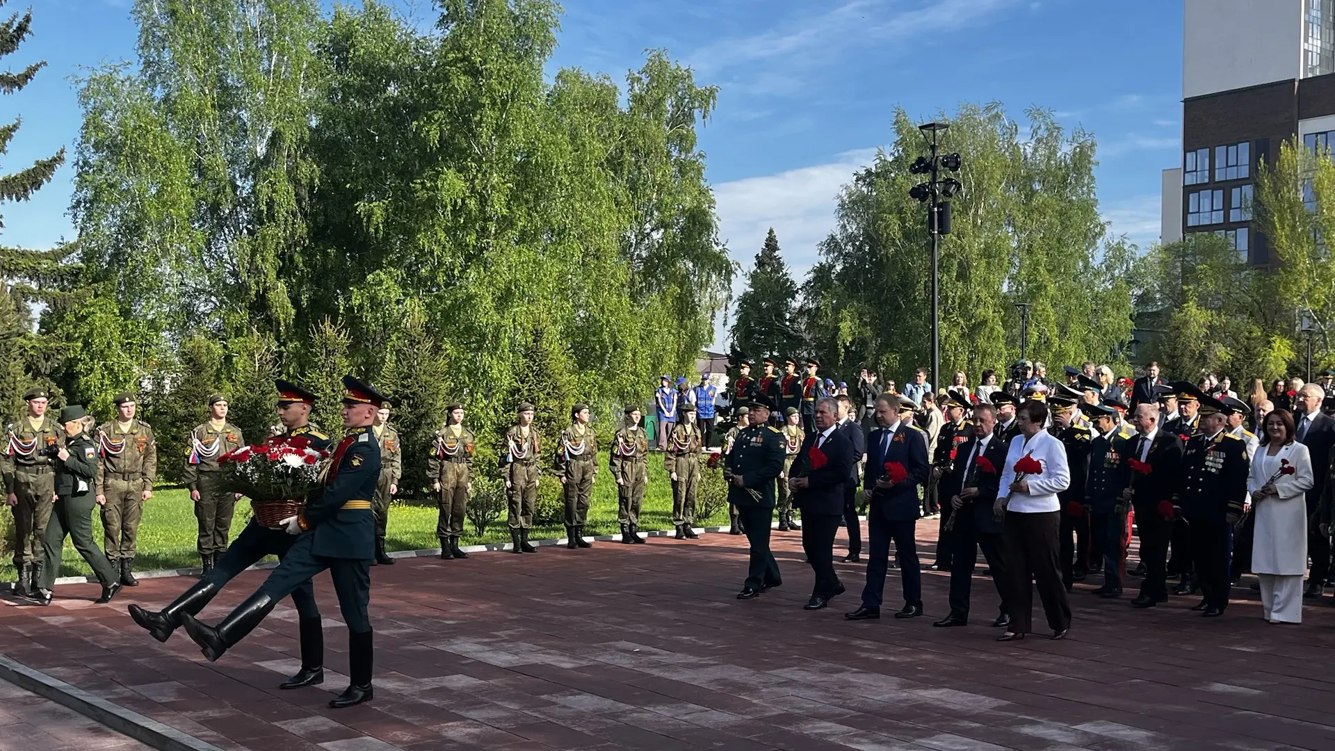 #9мая2026🕊️  🇷🇺Учащиеся 3 «Д» класса- будущие юнармейцы, вместе с выпускниками юнармейского отряда «
