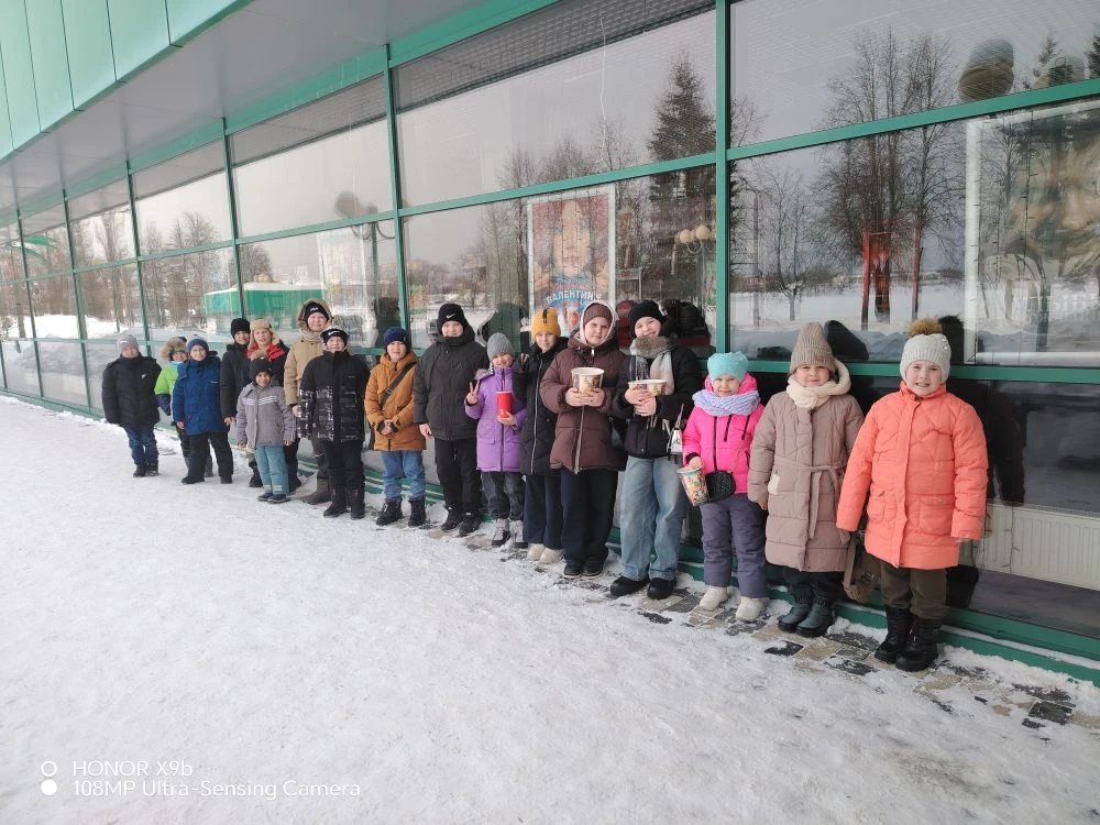 Сегодня в нашей школе начал работать ЛДП "Радуга". Традиционно начало лагеря- это поездка в киноцент