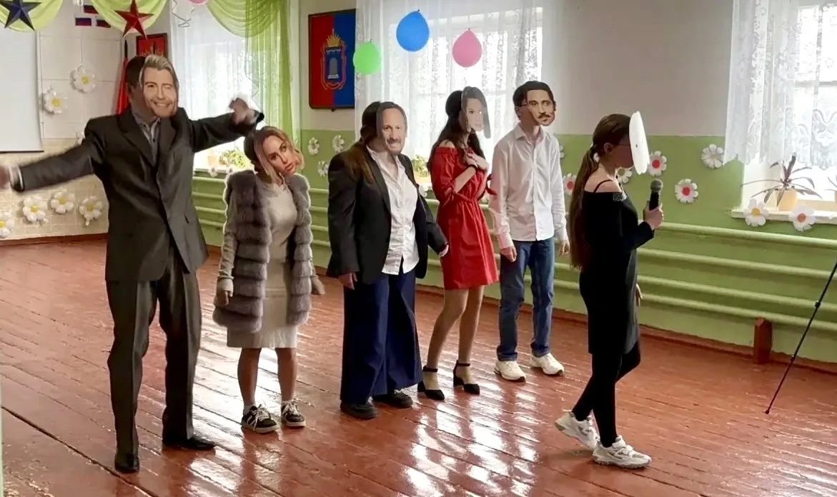 🌸"Вам, Любимые!"🌸  🌸🎉 Сегодня в нашей школе развернулась настоящая солнечная весенняя сказка — прошё