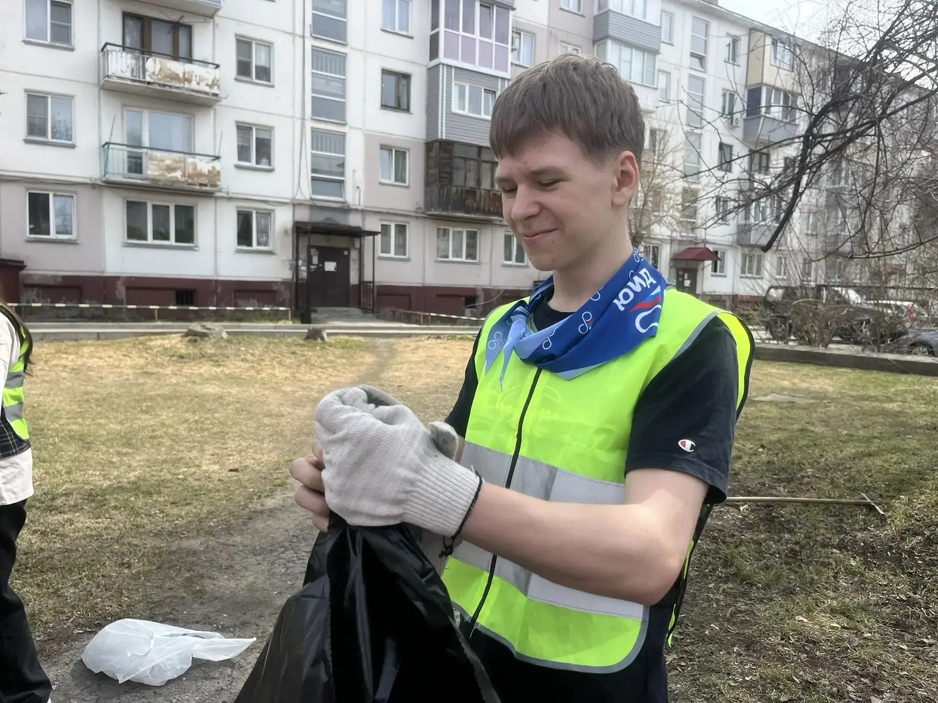 Сегодня на территории Мемориала в честь 30-летия Победы в Великой Отечественной войне было необычно 