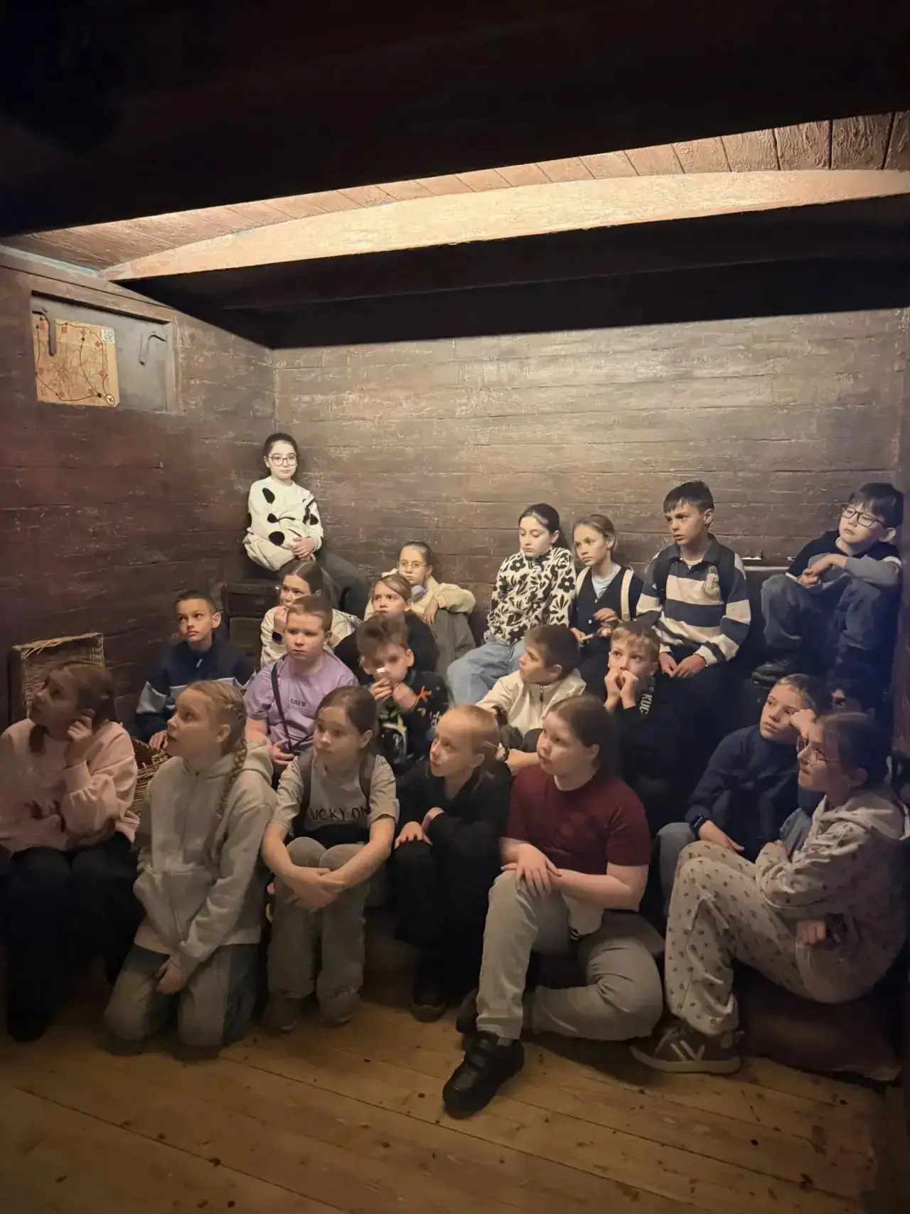 🎒 Ученики 3 «А» и 3 «Д» классов побывали на экскурсии «Подвиг народа» в Музее Победы. В интерактивно