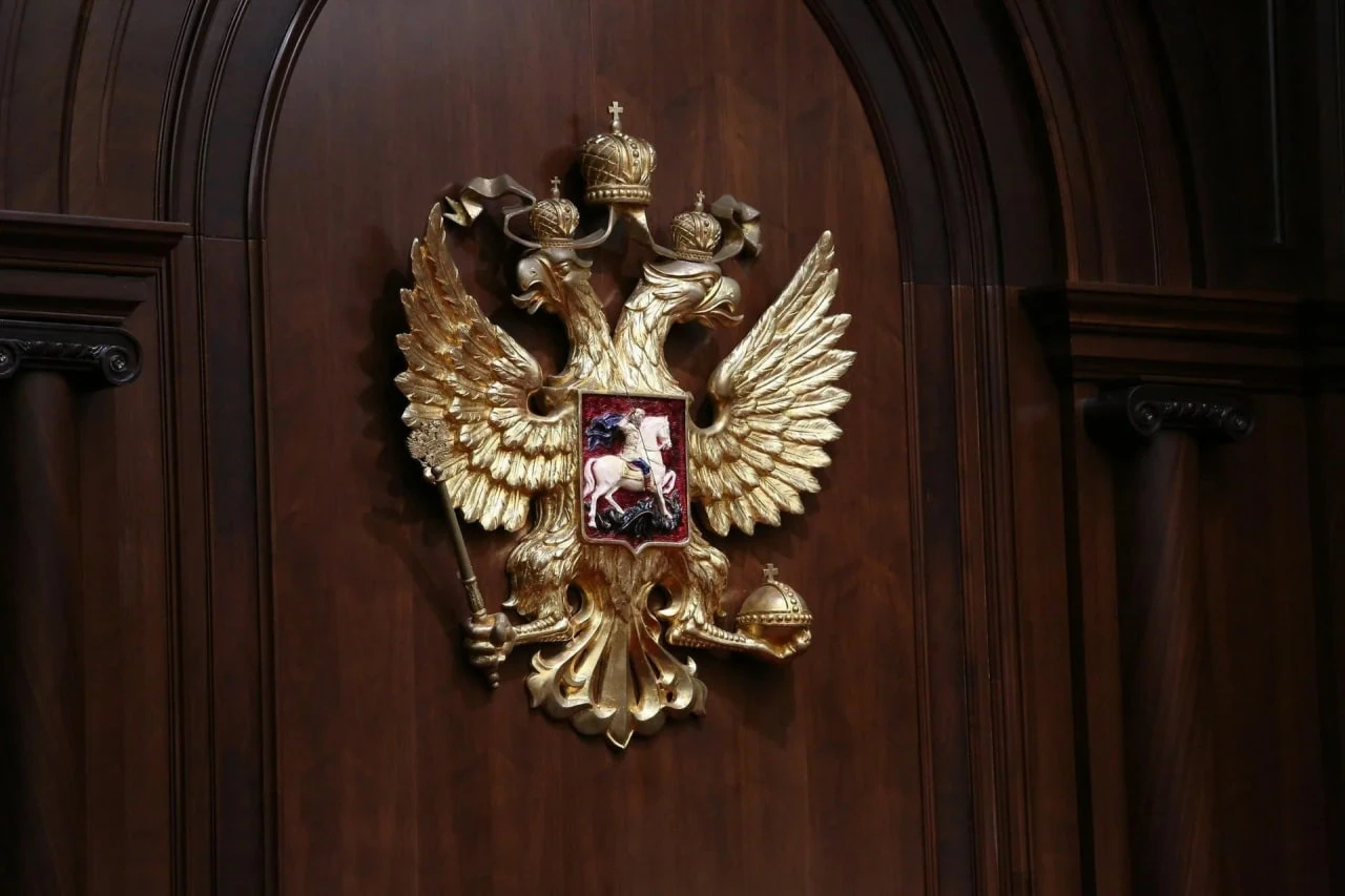 ⚖️ Юридические символы: Государственный герб в зале суда