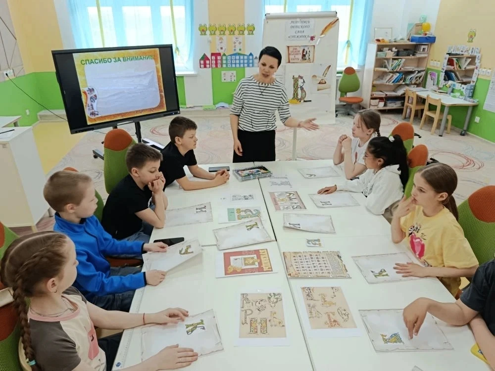 ⚡Встреча поколений в «Снежинке»: от истоков к будущему! 📜Сегодня в нашем детском саду ...