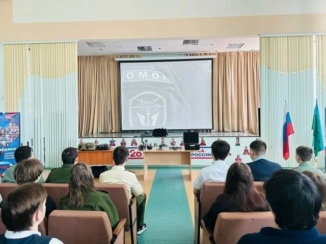 Сегодня в нашей школе для учащихся 9-11 классов прошёл урок мужества. Гостями стали бойцы Росгвардии