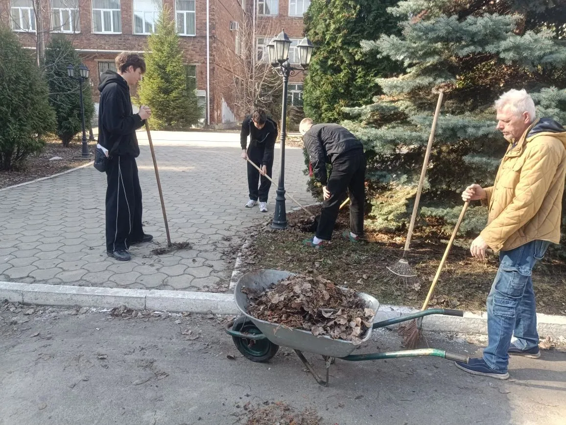 Студенты нашего филиала РГУПС вышли на субботник. Приводили в порядок территорию возле корпуса на ул