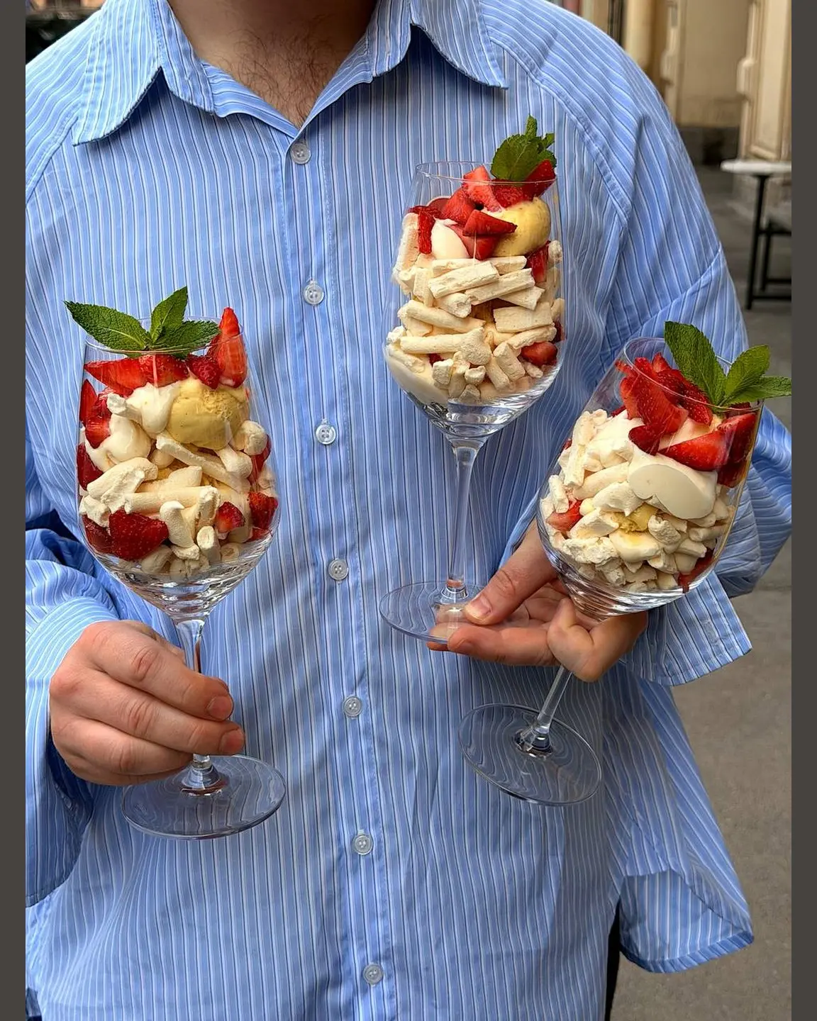 Олдскул-десерт в бокале возродили в Mozzarella Bar (в каждом заказе!). Это крема ди маскарпоне: слоё
