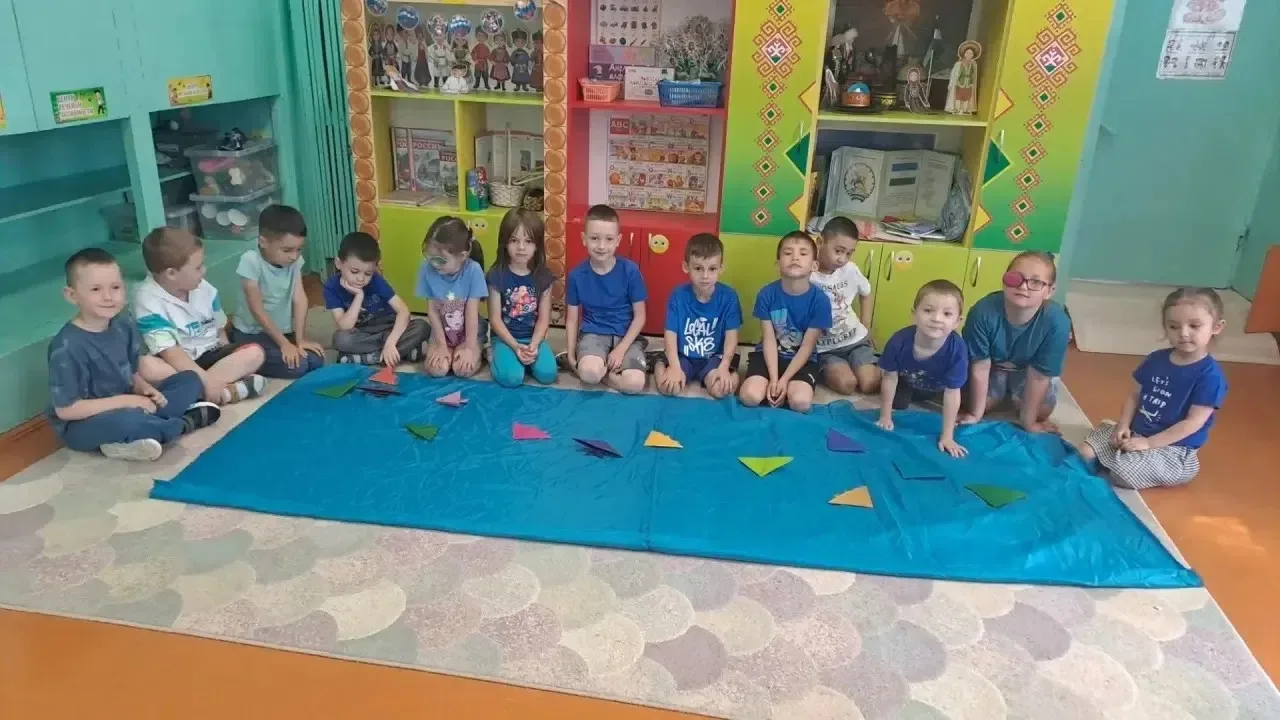 Сегодня наш садик превратился в настоящий бескрайний океан, ведь у нас прошёл День синего цвета!Ребя