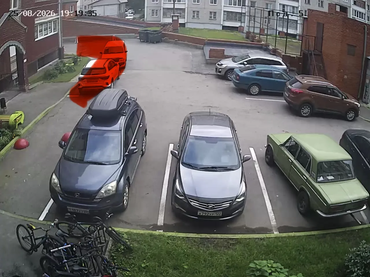 У шестого подъезда 3 парковочных места.