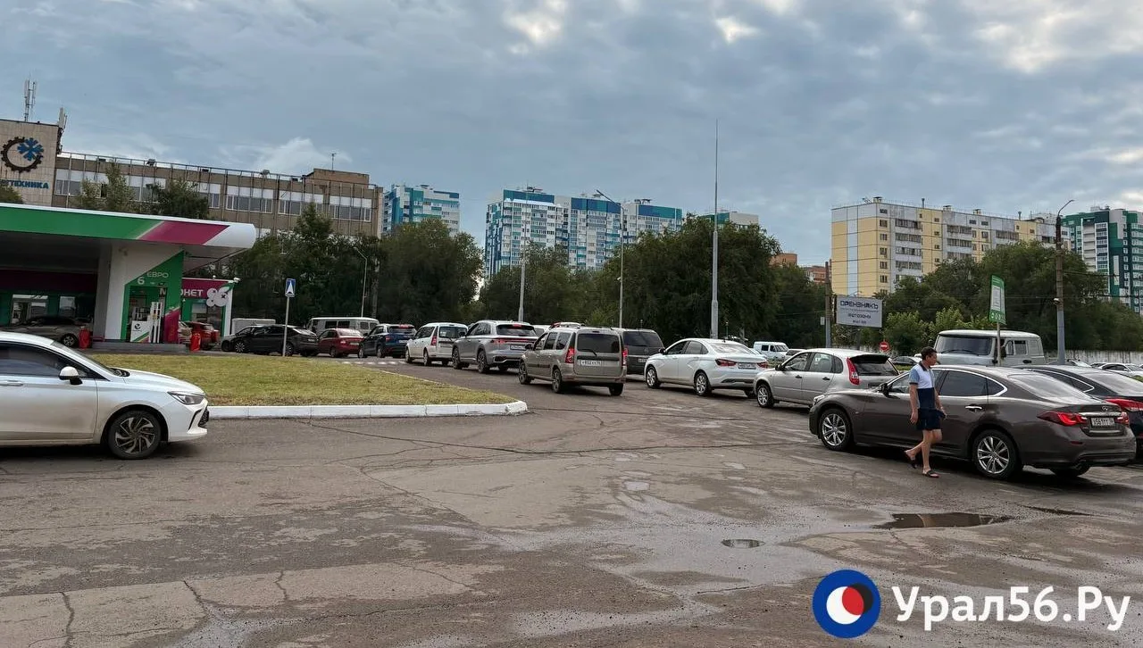 Ситуация на заправках Оренбурга 10 июля остается напряженной. На 4 из 5 заправочных ста...