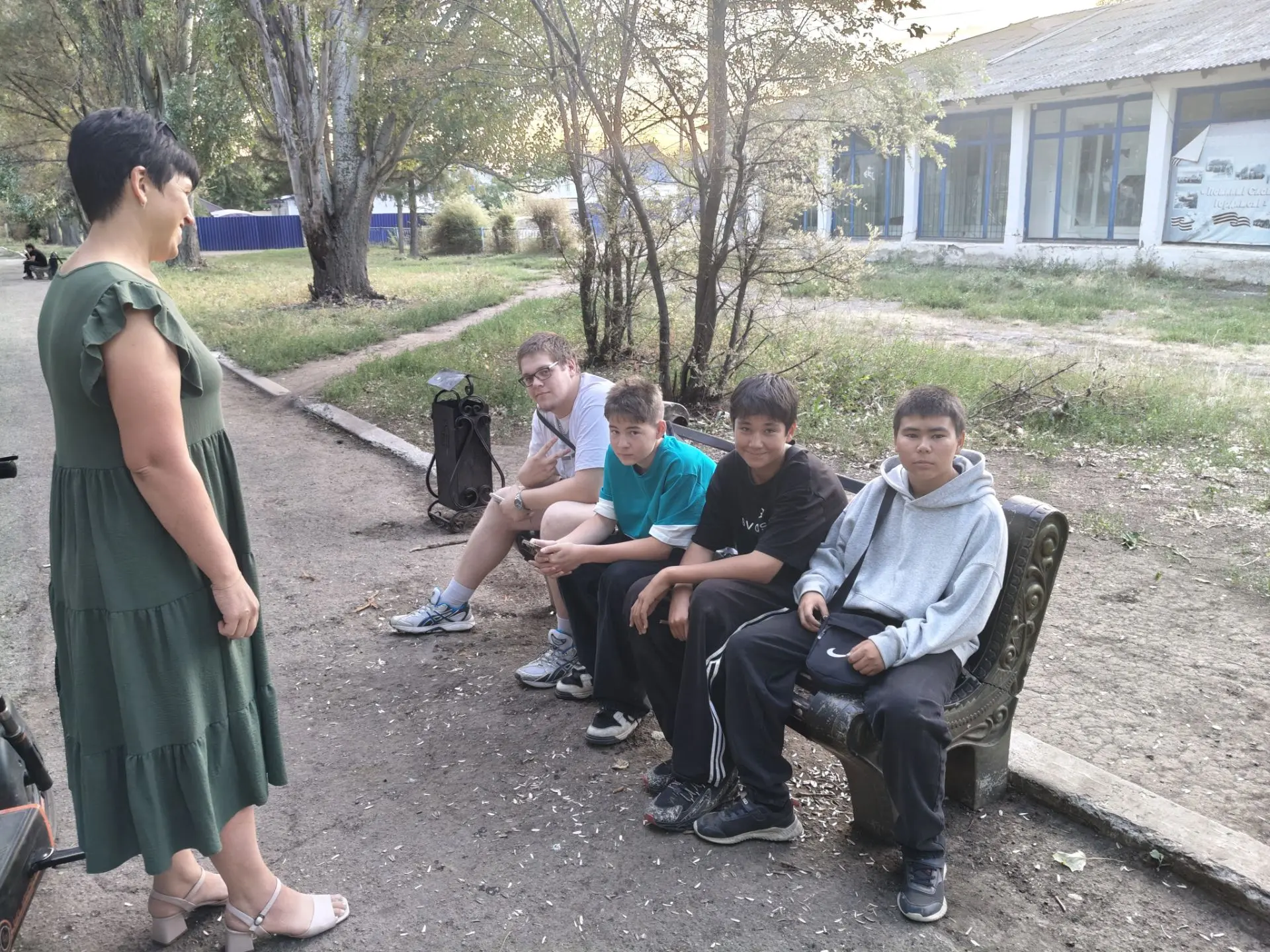 Вместе ради безопасности-рейд учителей и родителей по летним маршрутам детей