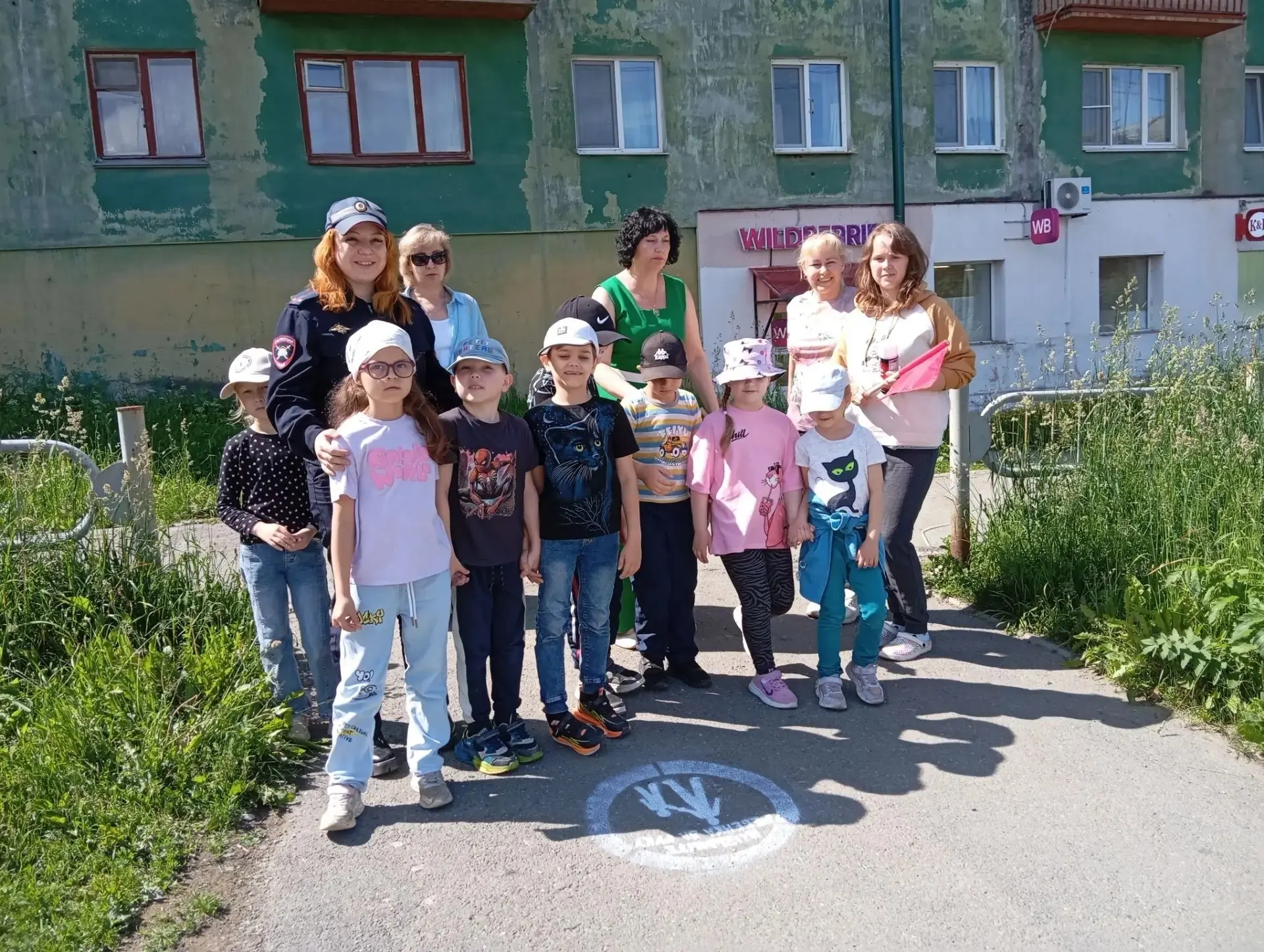 Акция "ПДД на асфальте" 
В детском саду № 49 «Дом радости» прошла акция «ПДД на асфальте». Её идея р