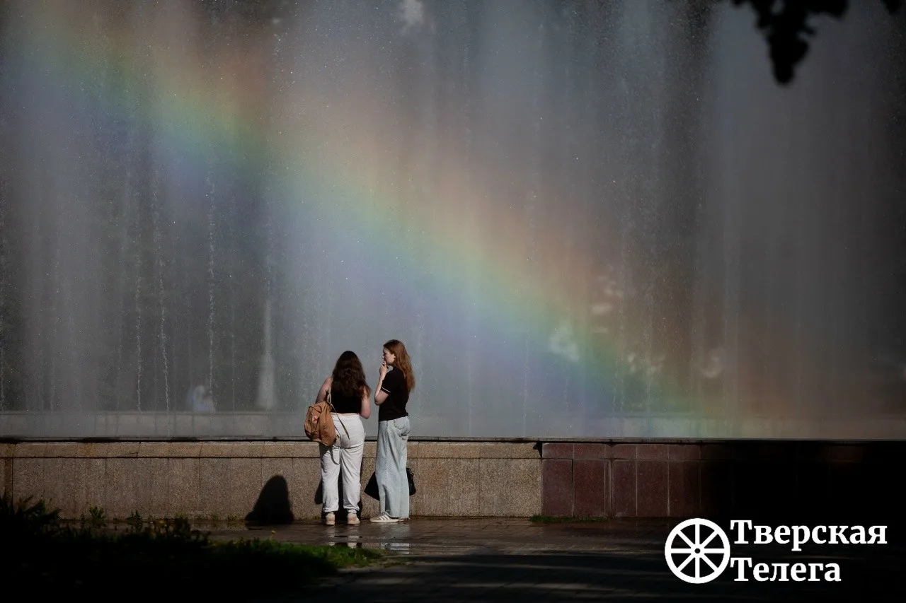 🌈 В Твери генерируют радугу  А если серьёзно — фонтан на Тверской площади в ясную погоду регулярно п