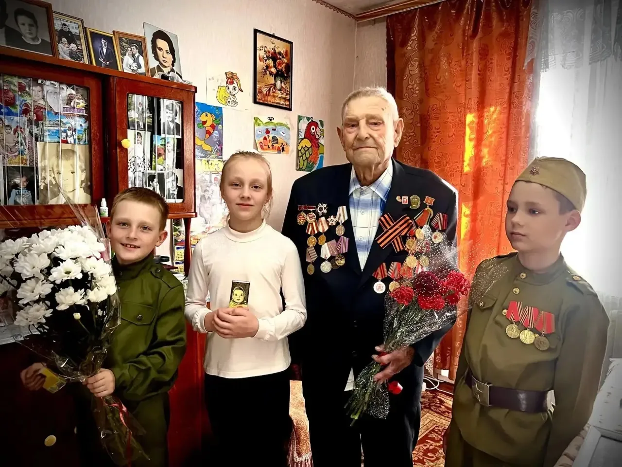 8 мая ученики 2б класса поздравили ветерана Великой Отечественной войны Степановна Алек...