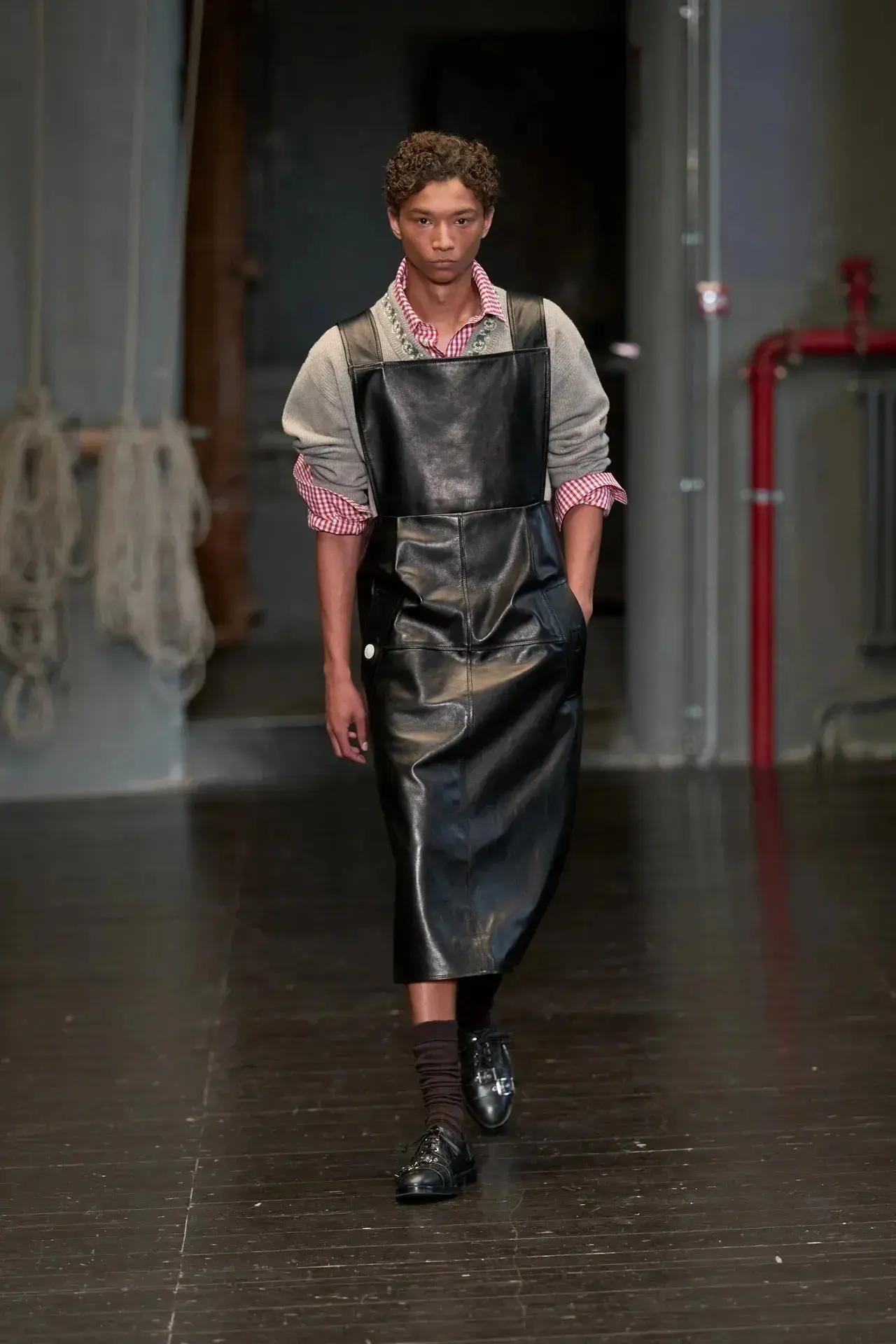 Simone Rocha в рамках выставки Pitti Uomo представили первую мужскую коллекцию 🙄 
Эээээ... Красиво,