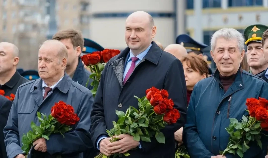 Сегодня, в День космонавтики, в Оренбурге почтили память первопроходцев космоса: к памятнику Юрия Га