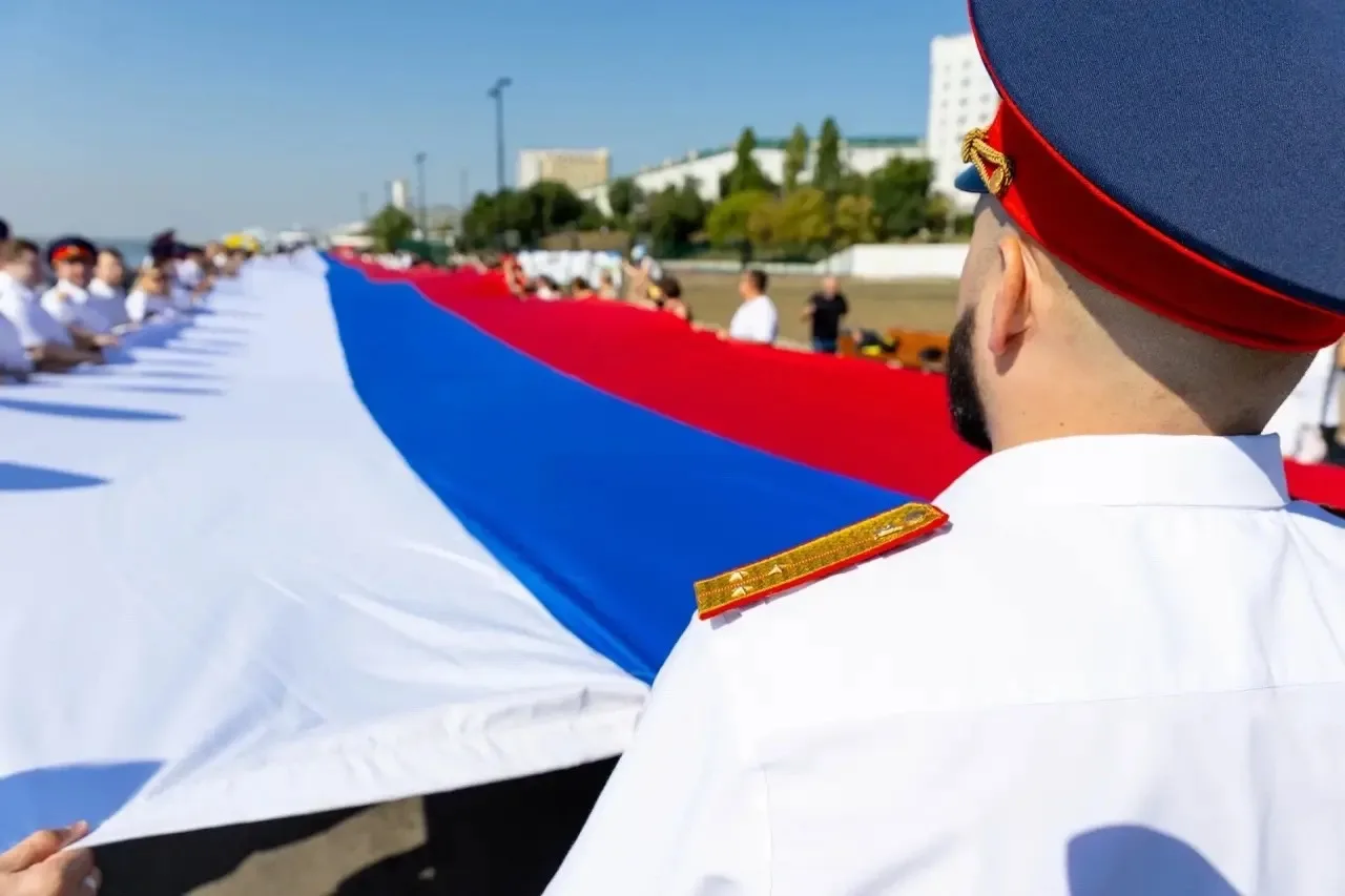 🇷🇺22 августа, в День Государственного флага на новом участке саратовской набережной р...