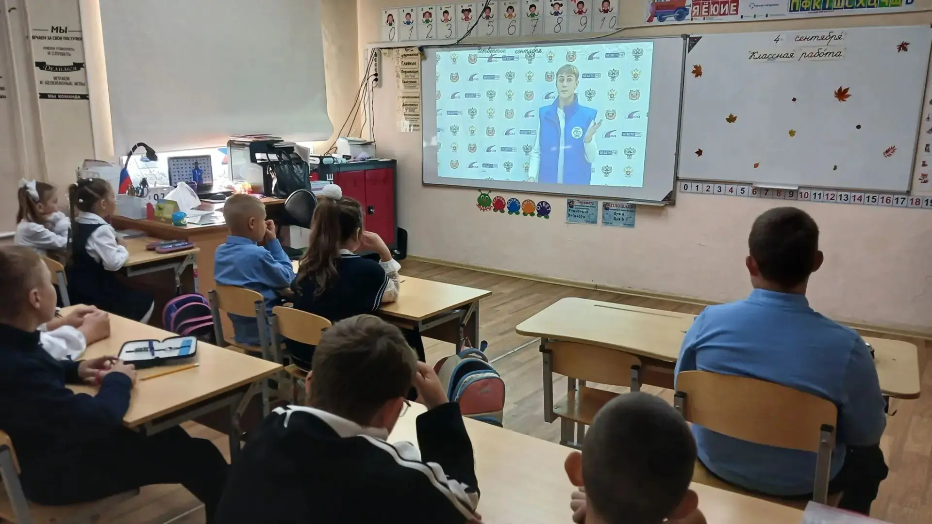 4 сентября в начальных классах состоялся мастер-класс по изготовлению светоотражающих э...