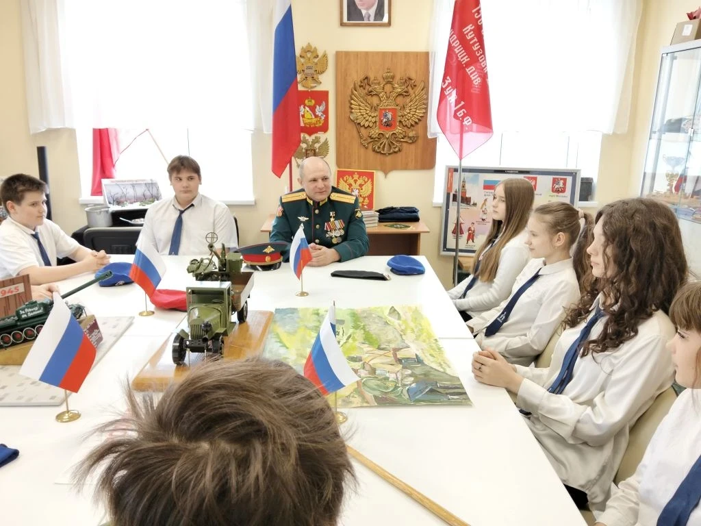 3 марта у нас в школе был почётный гость. Старшеклассники смогли лично пообщаться с нашим земляком, 