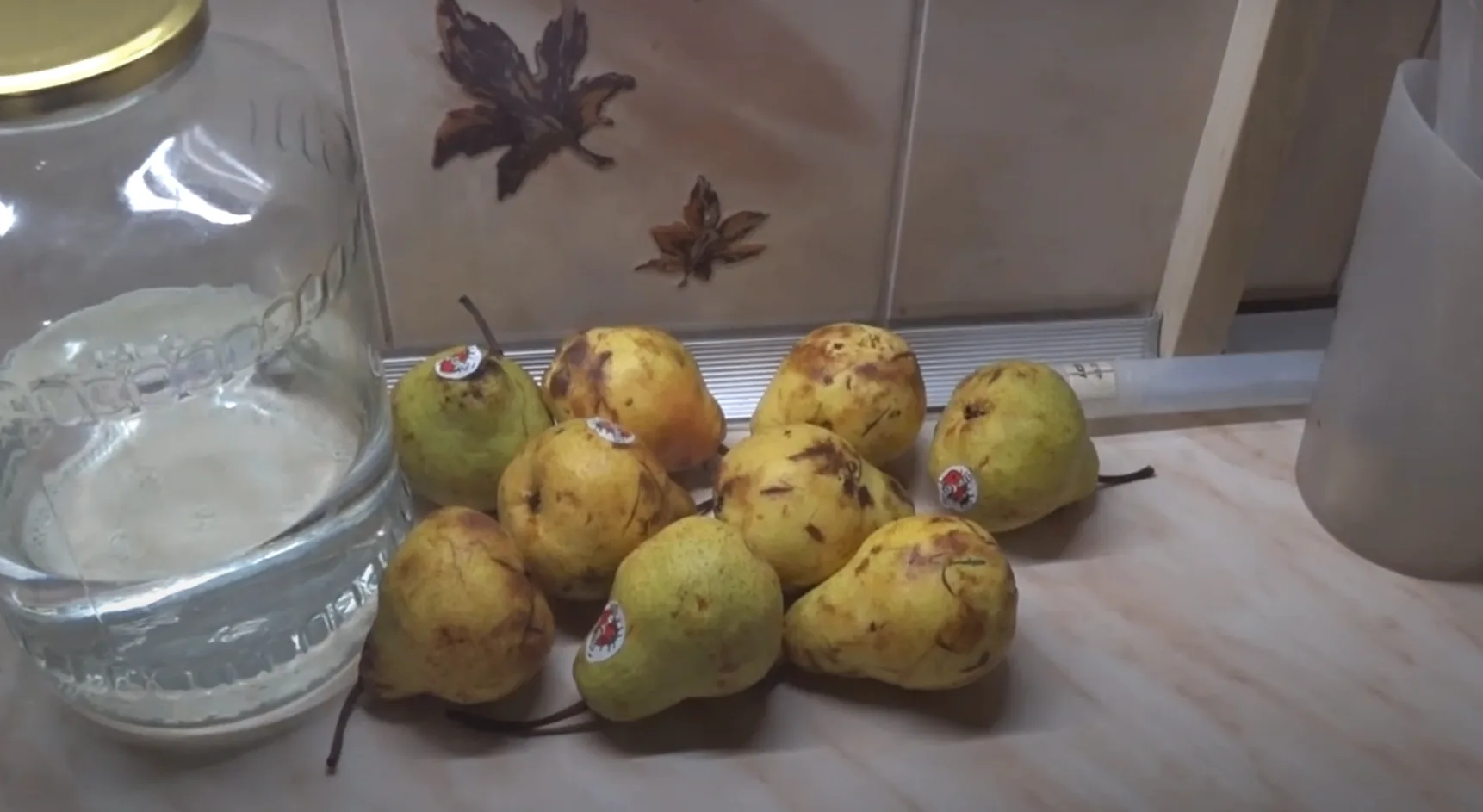 Готовим из простого самогона вкуснейшую грушевую наливку с грецкими орехами.           ...