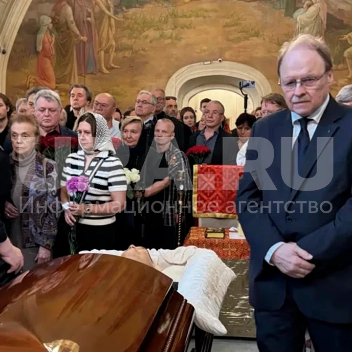 На прощание с Владимиром Молчановым прибыли сотни человек  Церемония прошла в храме Благовещения Пре
