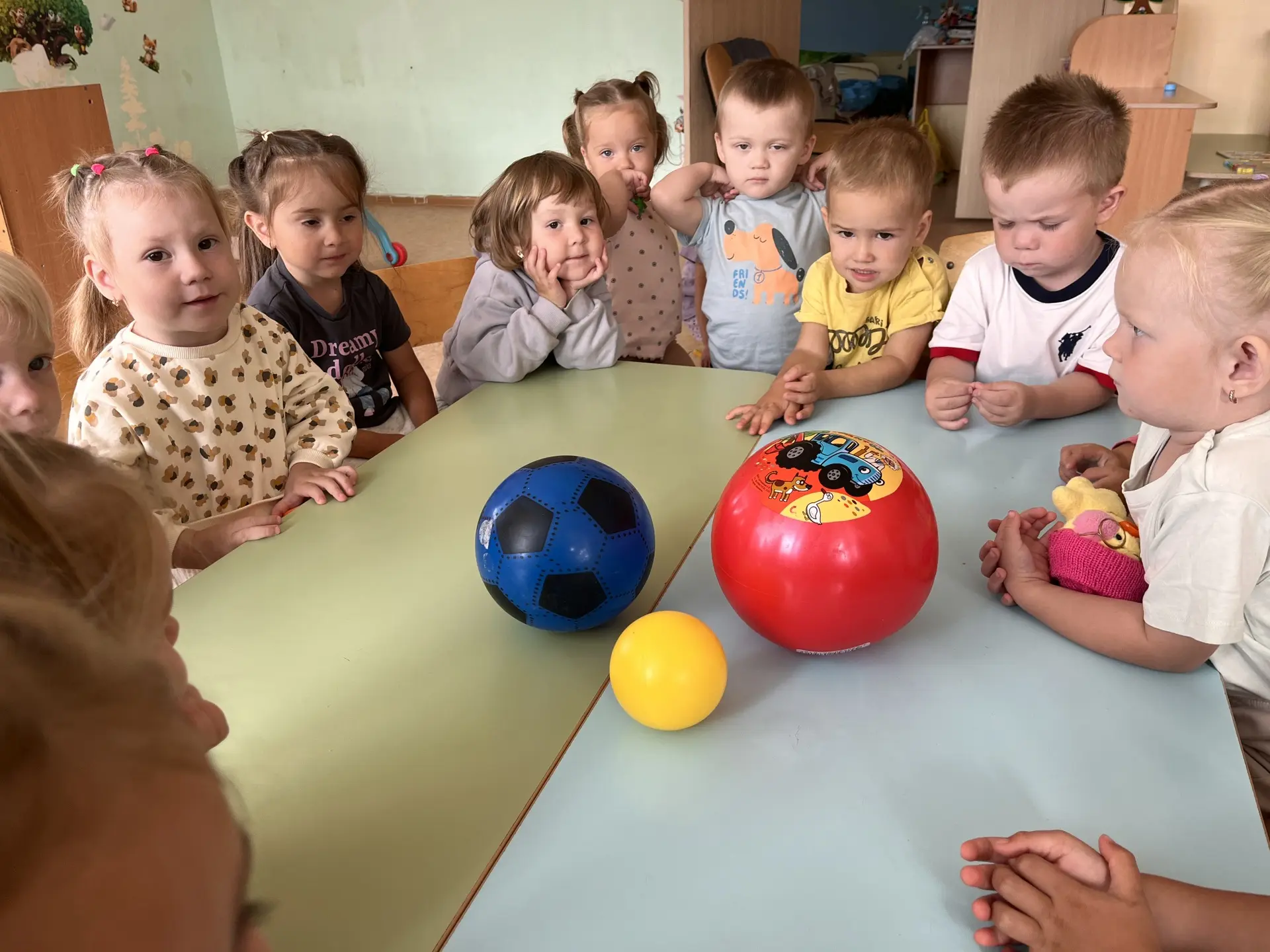 Сегодня Капельки знакомились с мячиком ( форма, цвет, материал). Играли в игру « Назови...