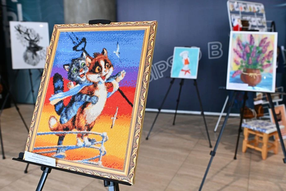 🎨 В Хабаровске открылась благотворительная выставка работ воспитанников детских домов