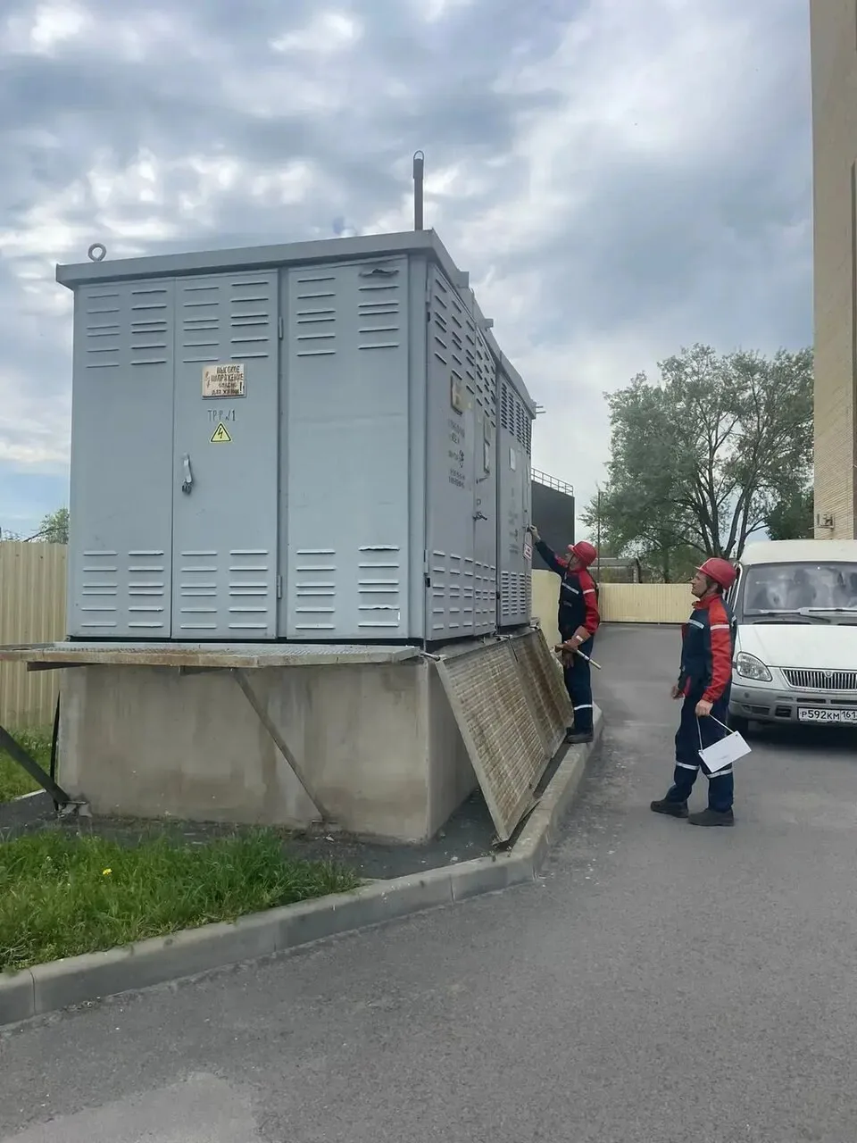 Глава Таганрога Светлана Камбулова рассказала о ходе работ в Таганрогском РЭС. Специали...