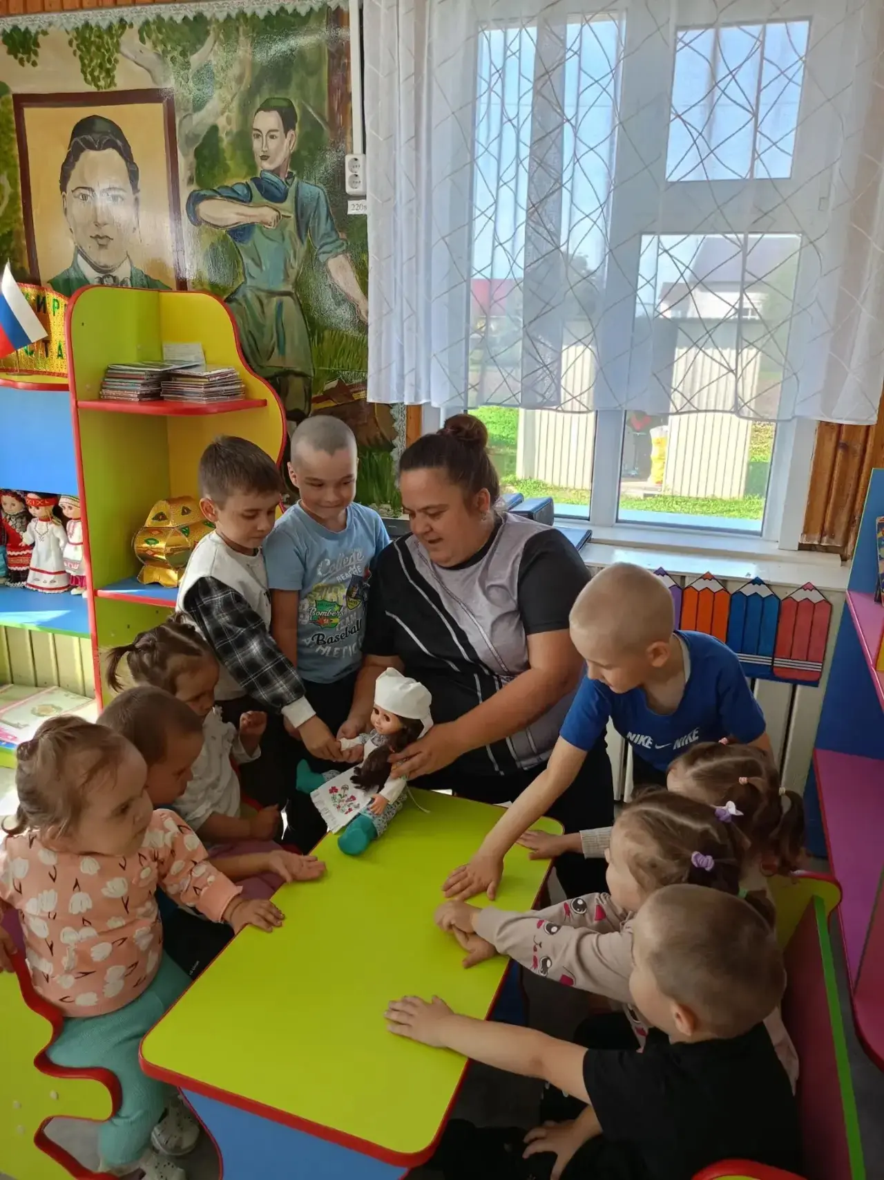 Буген безгэ Голбикэ кунакка килде. Без анын белэн бергэлэп "Тылсымлы" сузлэр ойрэндек.