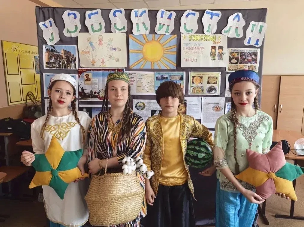 🎉В честь Дня школы, который в этом году посвящён Году единства народов России, учащиеся 5 «М» класса