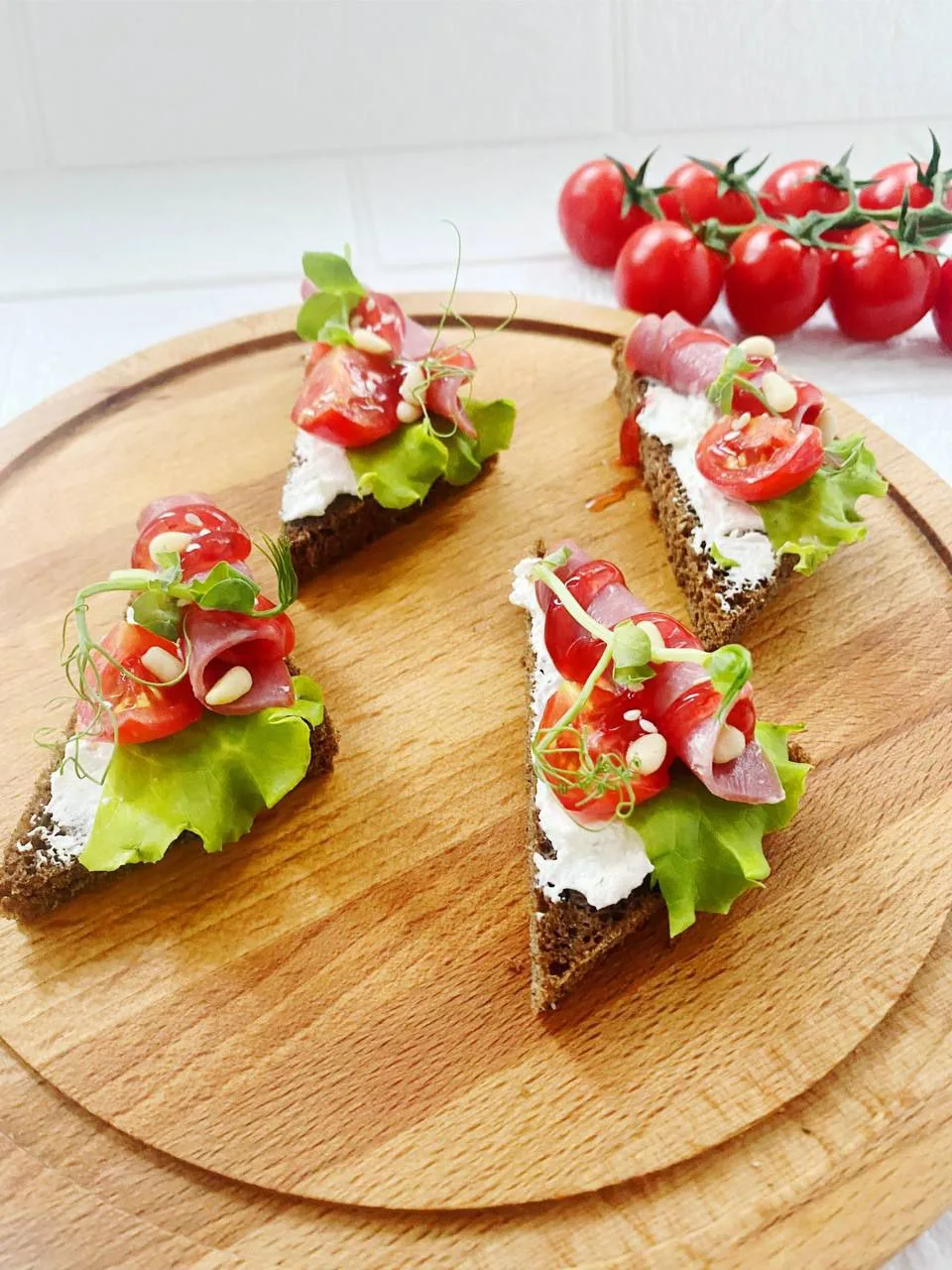 КАНАПЕ С ГОВЯДИНОЙ И ЧЕРРИ НА ГРЕНКИ