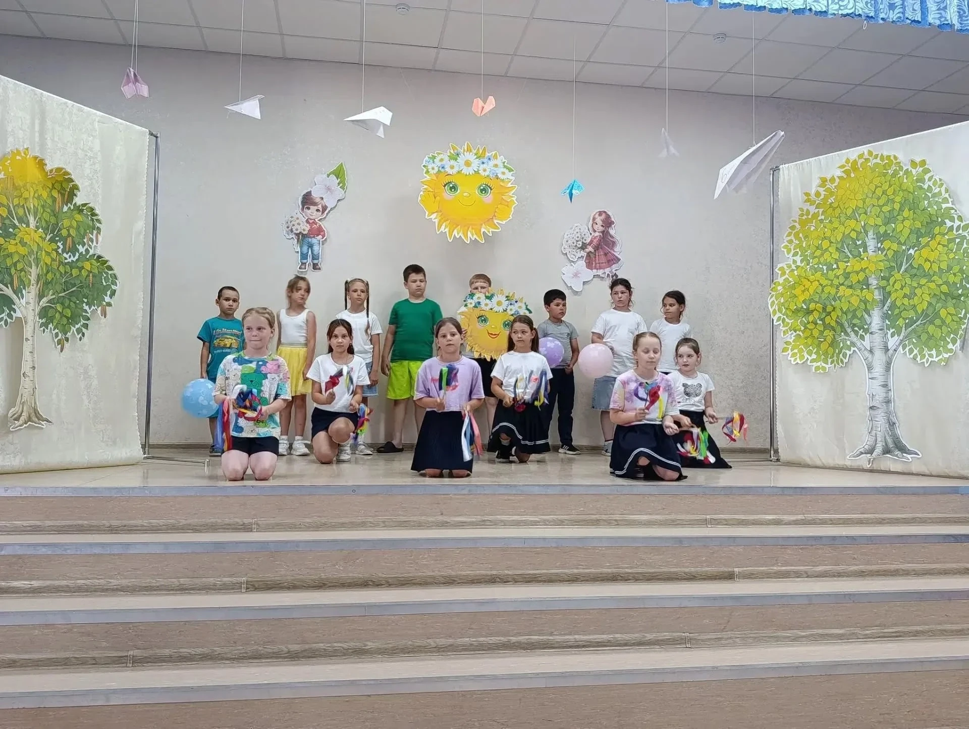 Вот и подошло к концу наше чудесное путешествие в летнем лагере! 💛

На закрытии смены каждый отряд 