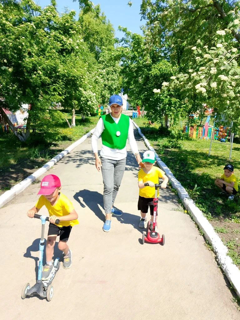 Чтобы сдать ГТО нужно постараться, быстро бегать, ловко прыгать, отжиматься и соревнова...