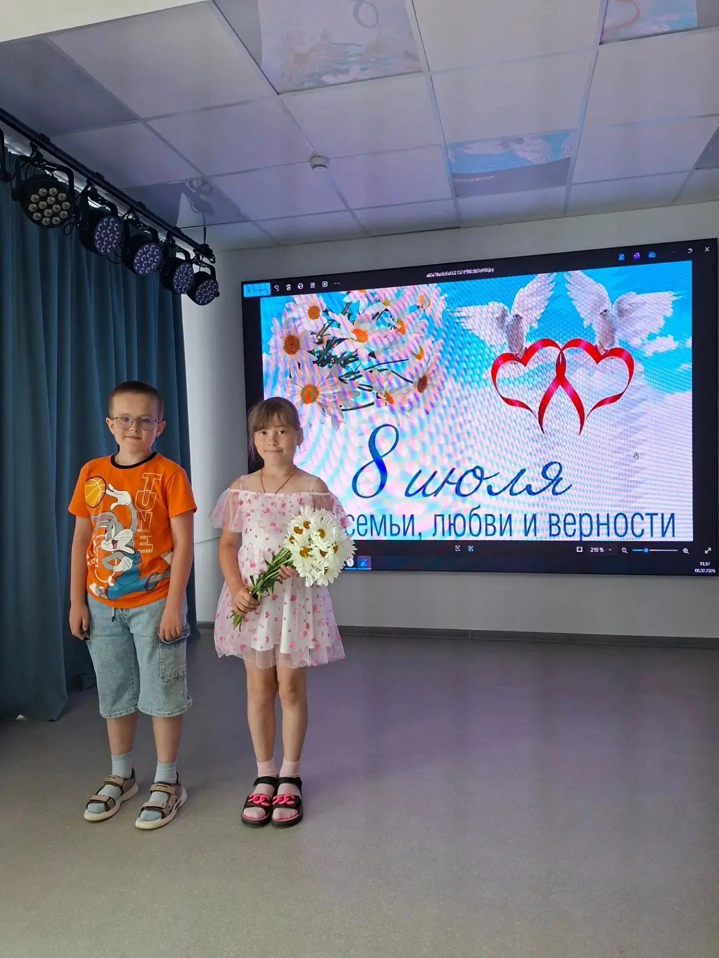 Сегодня, 8 июля, вся Россия отмечает один из самых светлых и добрых праздников — День семьи, любви и