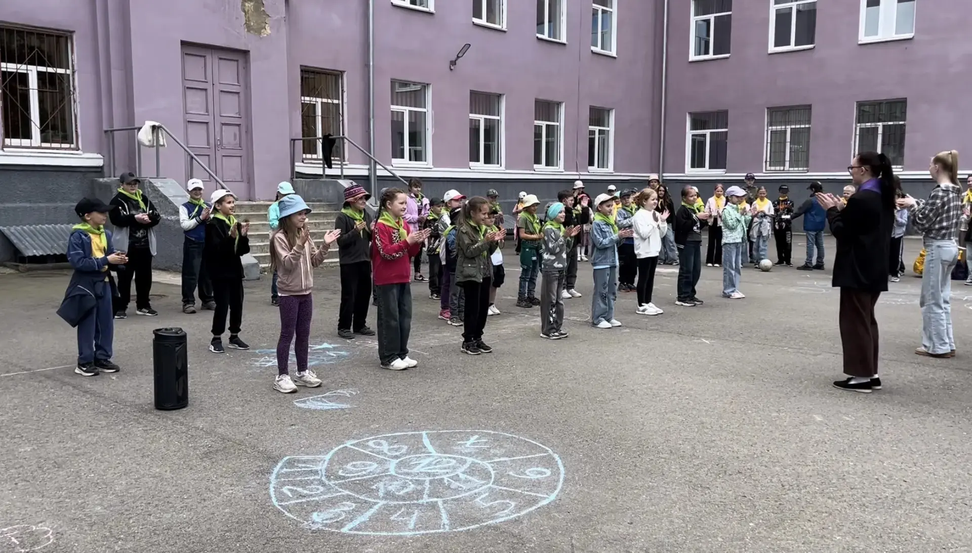 Утро в летнем лагере началось с энергичной зарядки — ребята с радостью разминались под ...