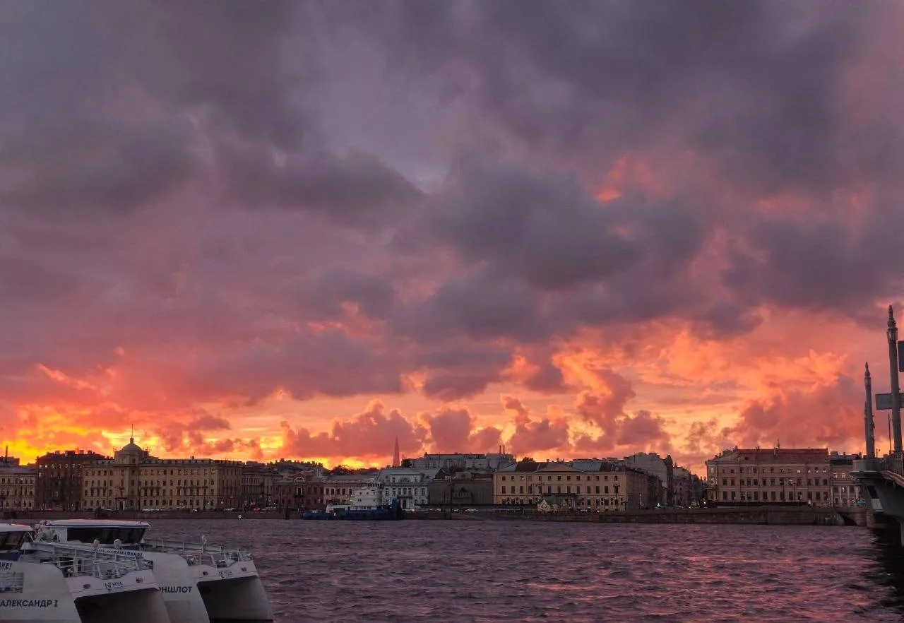 🌅Невероятно красивый закат появился в небе над Питером после ливня.