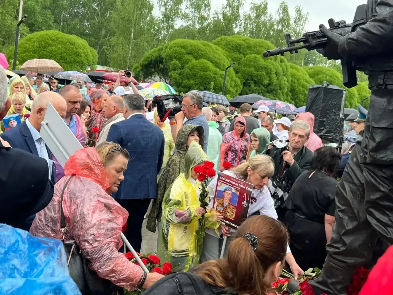 В Великих Луках открыли мемориал славы Героям специальной военной операции  В Великих Луках состояло