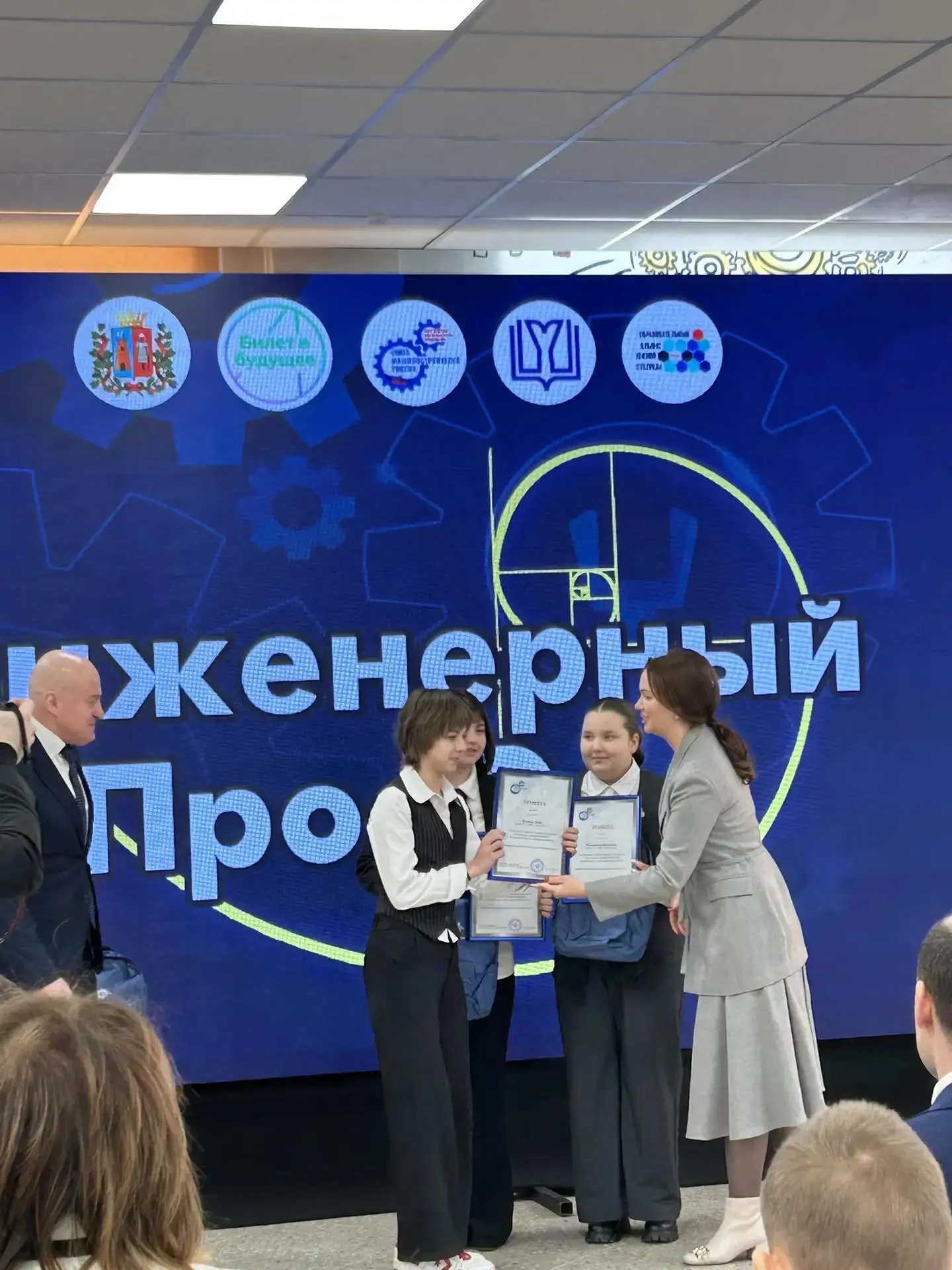 Успехи лучших!   В ростовской школе №116 торжественно подвели итоги конкурса детских рисунков «Проду