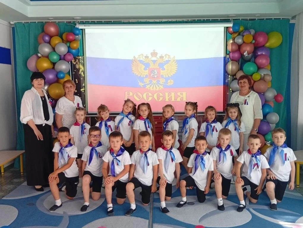 РОССИЯ — МЫ ДЕТИ ТВОИ!
В преддверии Дня России в ГБДОУ ЛНР "Сказка" г. Первомайска прошло яркое и зн
