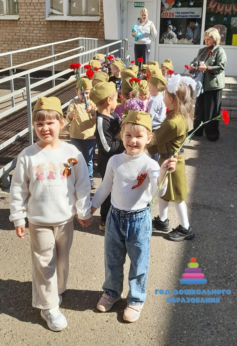 🧸 🌷 Сегодня ребята группы "Улыбка" возложили цветы к памятнику "Дети войны",  воздвиг...