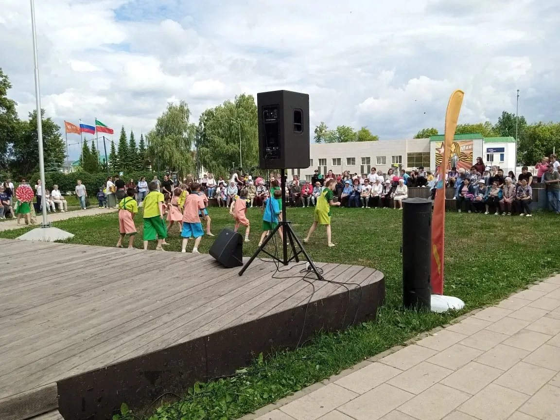 🎉Агрыз отметил День России праздничным концертом под открытым небом!🎶

В Центральном парке собрали