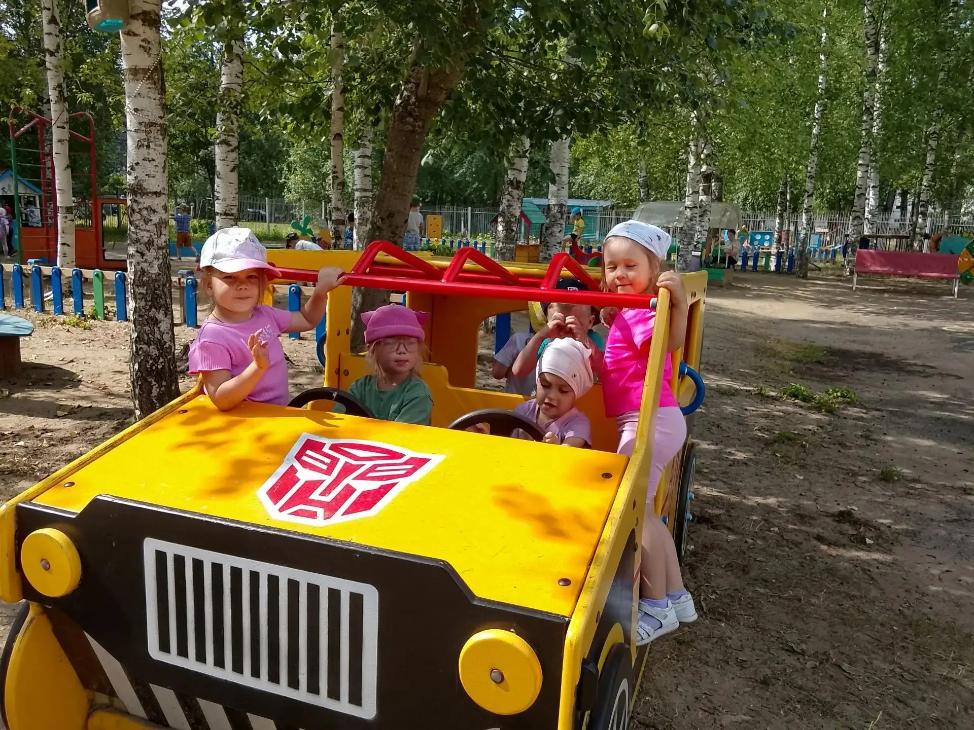 Продолжаем работу на закрепление правил дорожного движения. Играли в разные игры, рассматривали   ал