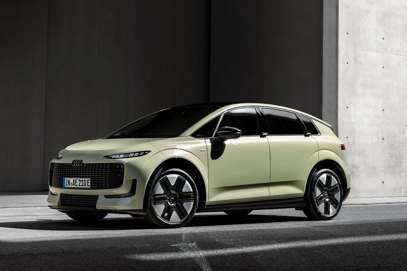 Audi представила свой самый дешёвый электромобиль A2 e-tron с запасом хода 645 км и сбо...