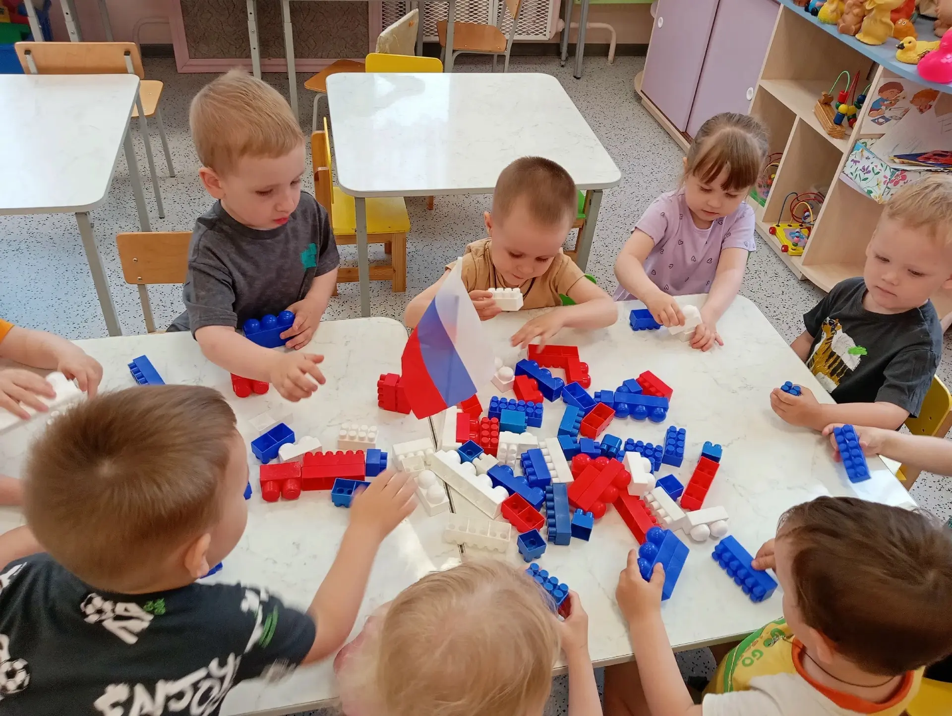 💥Вот и наши малыши сегодня знакомились с флагом нашей страны🇷🇺🇷🇺🇷🇺
Позже они сложили из конст