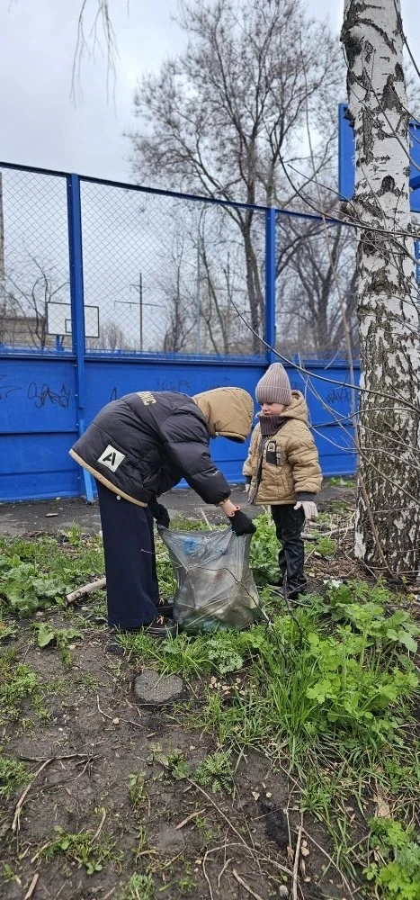 Семья Мурзиных (5В класс) — активные участники городской акции «Субботник во дворе дома, где живёт м
